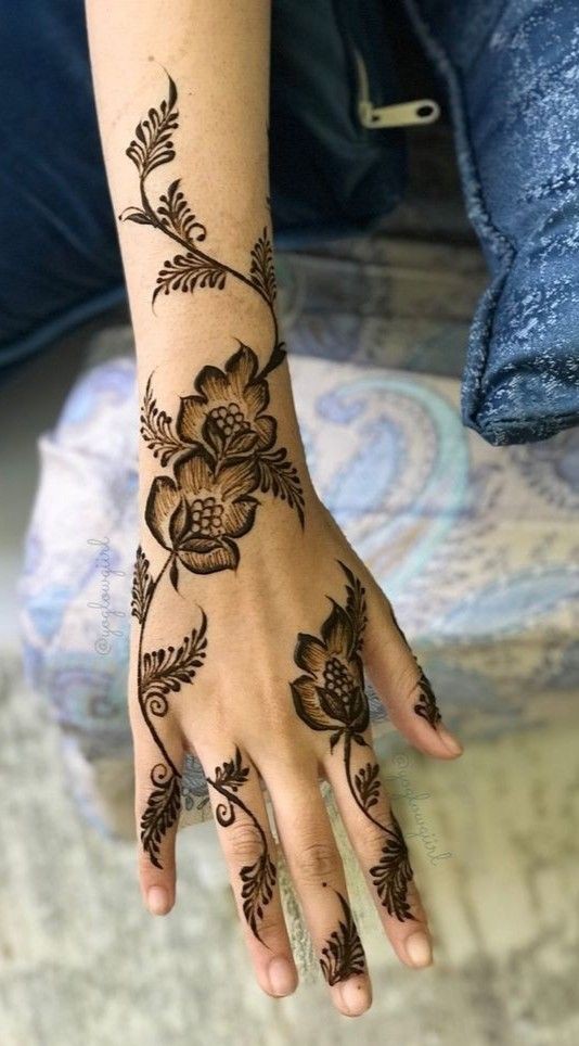 Back Hand Mehndi Design