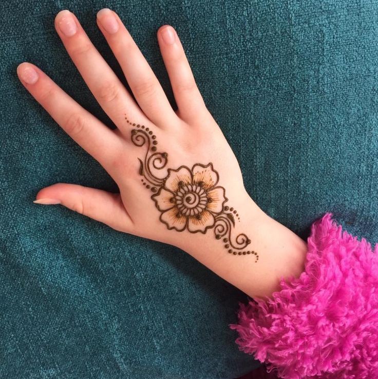 Front Hand simple Mehndi design