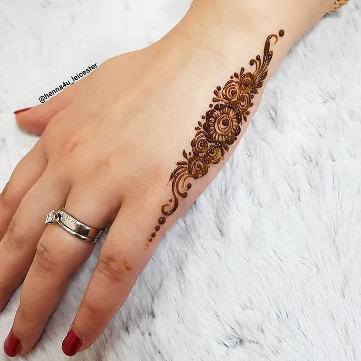 Front Hand simple Mehndi design