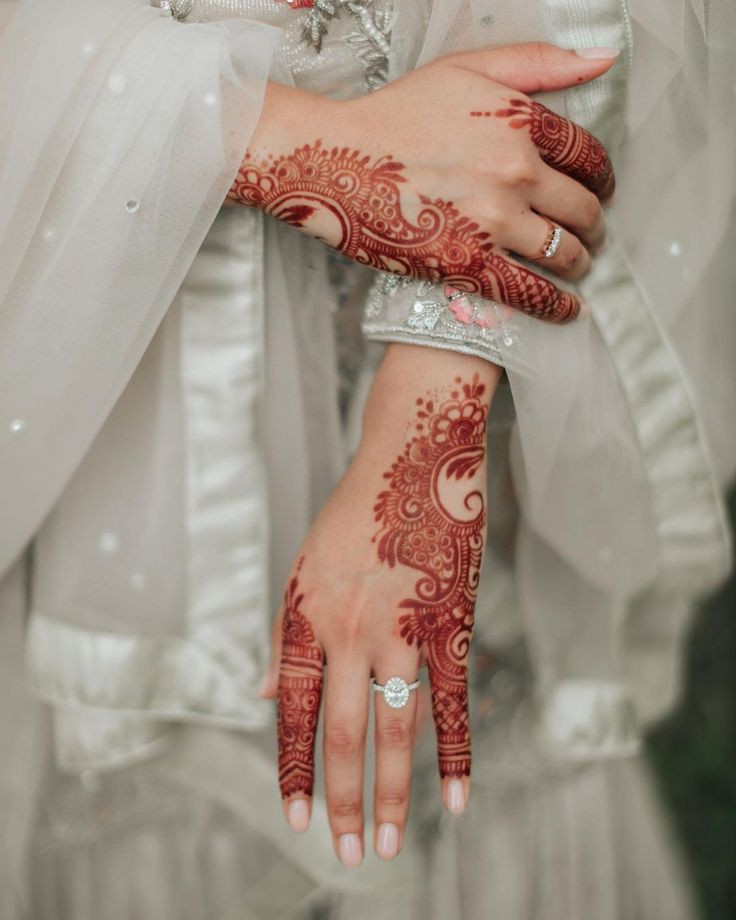 Front Hand simple Mehndi design