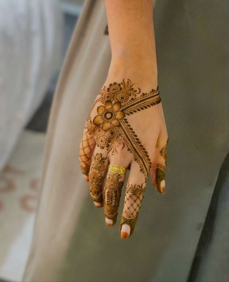 Front Hand simple Mehndi design