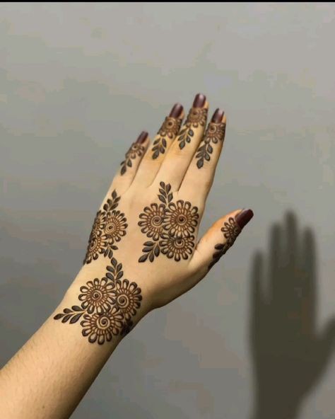 Front Hand simple Mehndi design