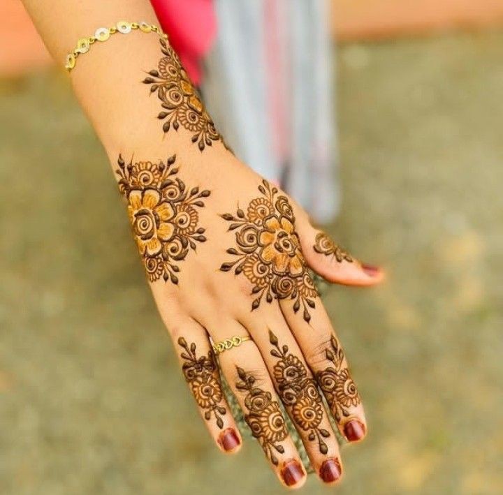 Front Hand simple Mehndi design