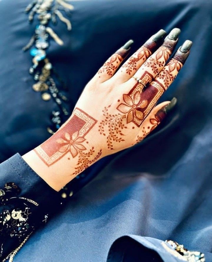 Front Hand simple Mehndi design