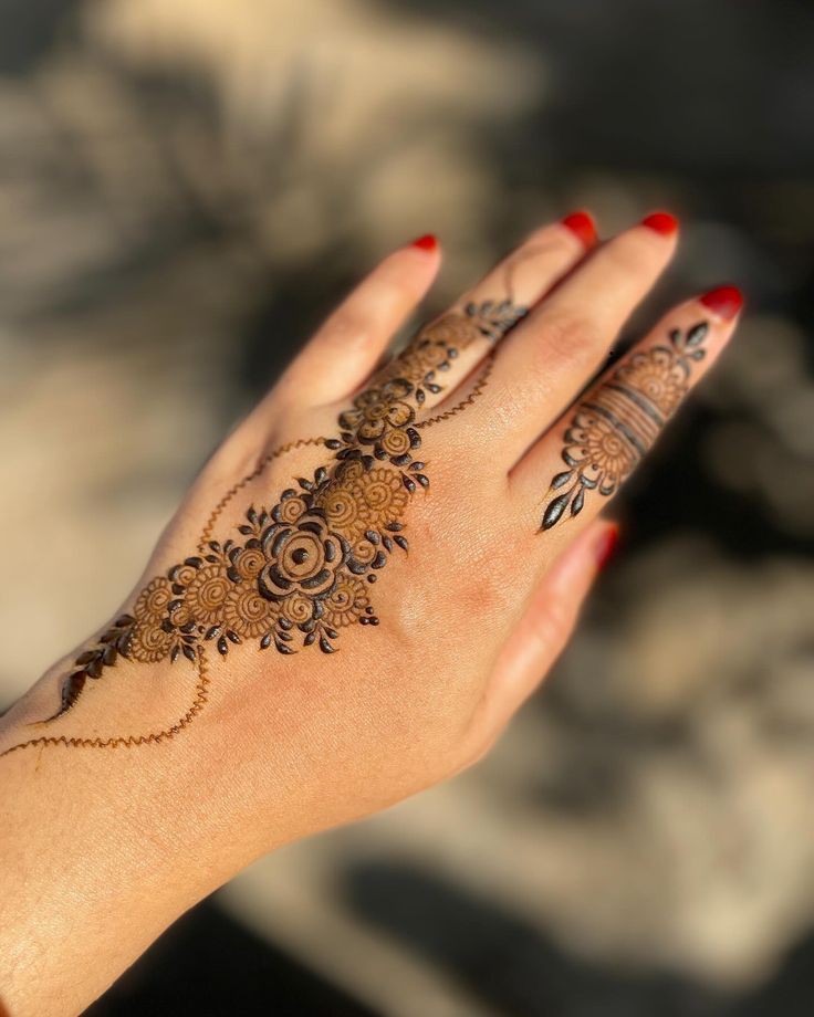 Front Hand simple Mehndi design