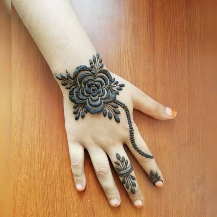 Front Hand simple Mehndi design