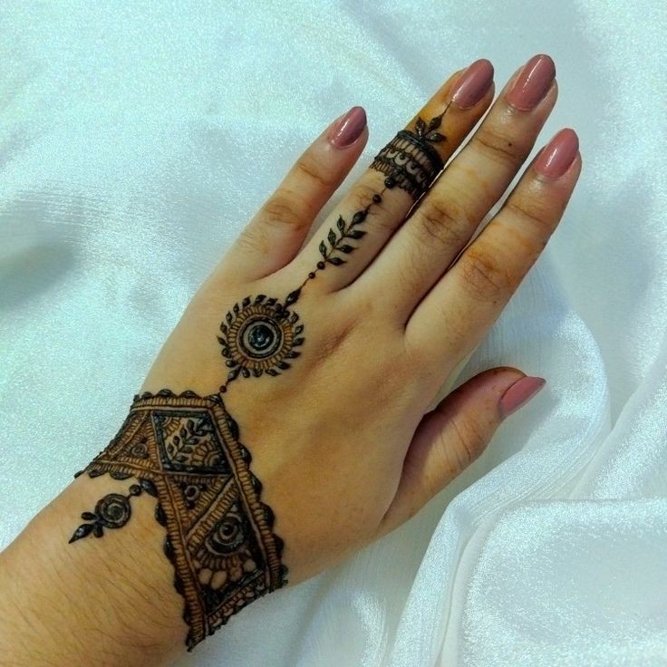 Front Hand simple Mehndi design