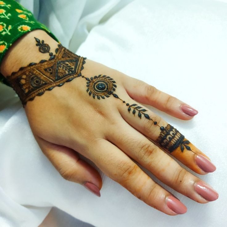 Front Hand simple Mehndi design