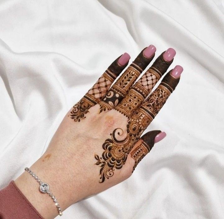 Front Hand simple Mehndi design