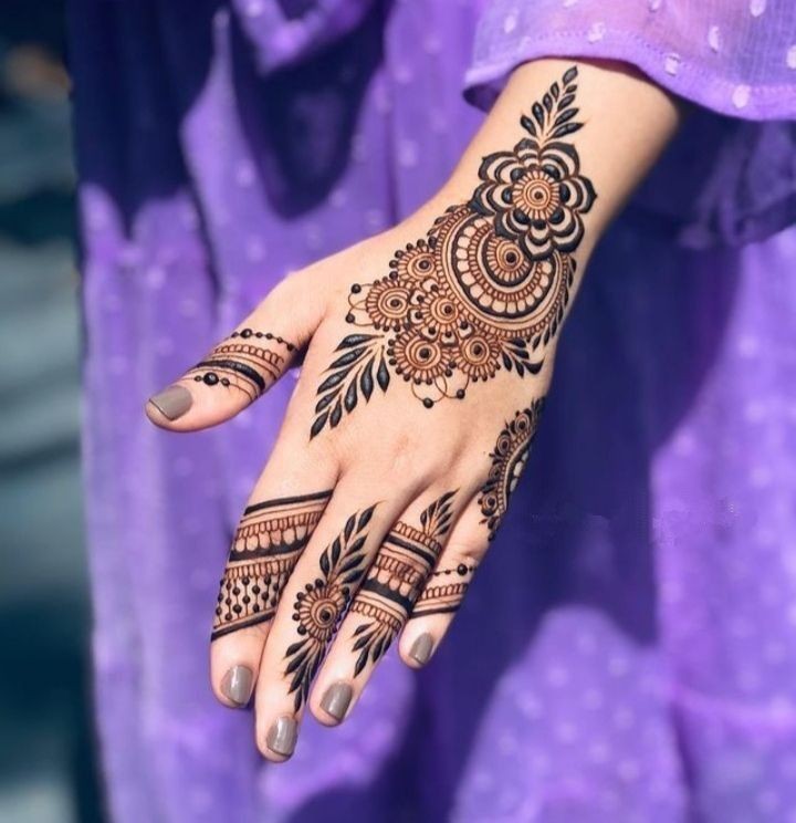 Front Hand simple Mehndi design