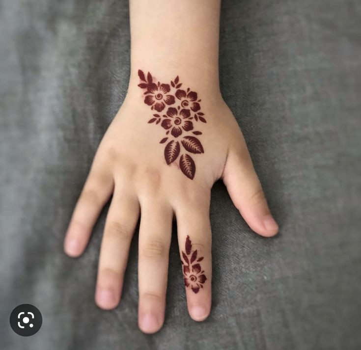 Front Hand simple Mehndi design