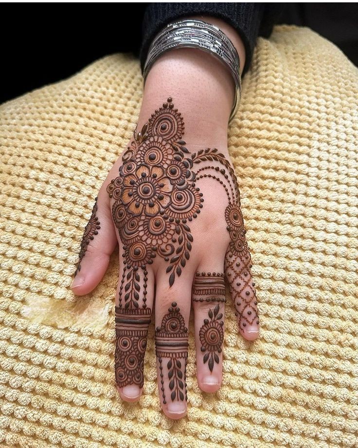 Front Hand simple Mehndi design