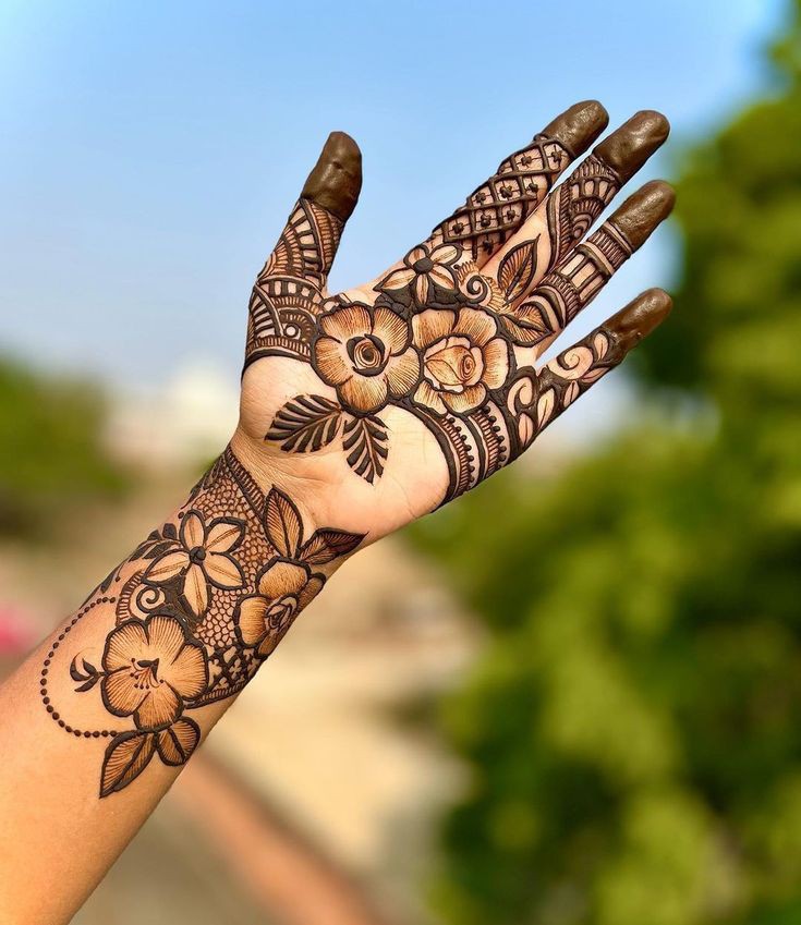 Front Hand simple Mehndi design