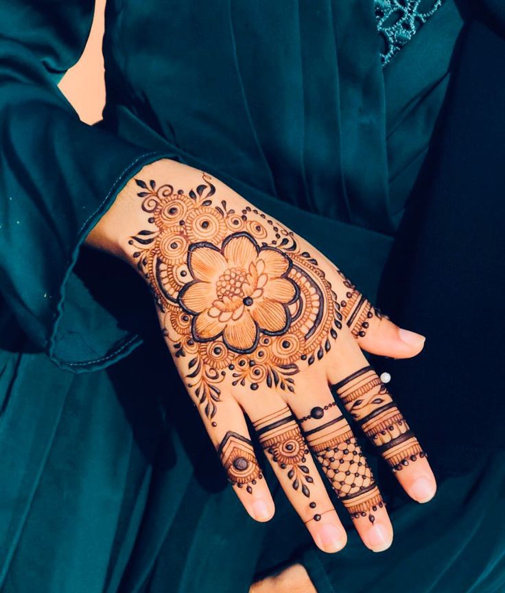 Front Hand simple Mehndi design